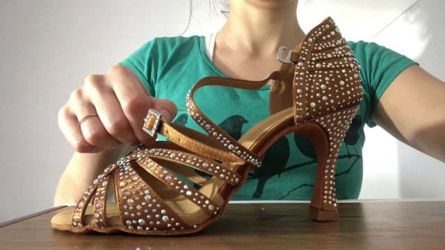 Jak wiazac buty na obcasie, aby uniknąć bólu i zapewnić komfort Jak wiazac buty na obcasie, aby uniknąć bólu i zapewnić komfort