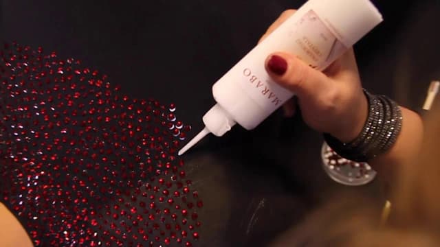Jak przykleić kryształki do bluzy, aby trwały i pięknie wyglądały Jak przykleić kryształki do bluzy, aby trwały i pięknie wyglądały