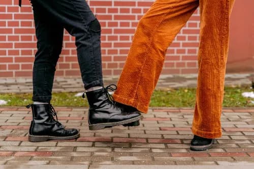 Jakie buty do szerokich spodni męskich – unikaj modowych wpadek Jakie buty do szerokich spodni męskich – unikaj modowych wpadek
